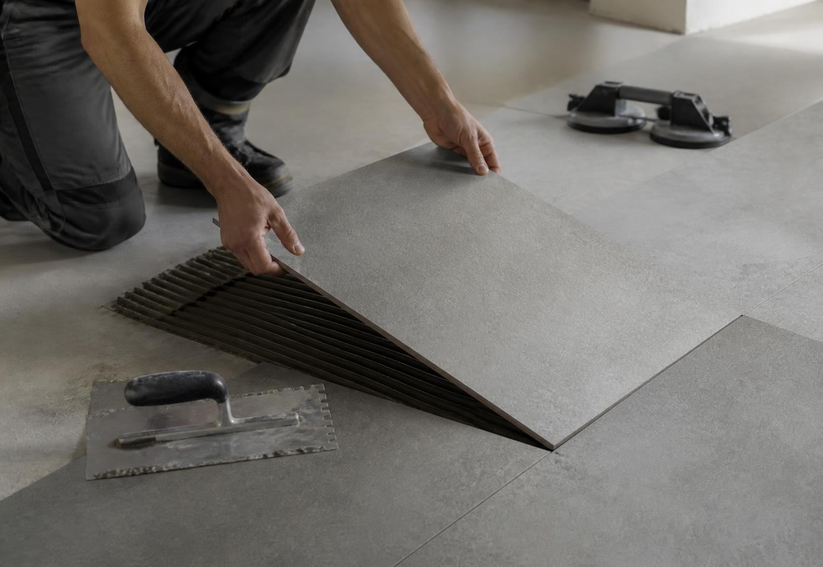 Pose précise d’un carrelage grand format avec contrôle des niveaux